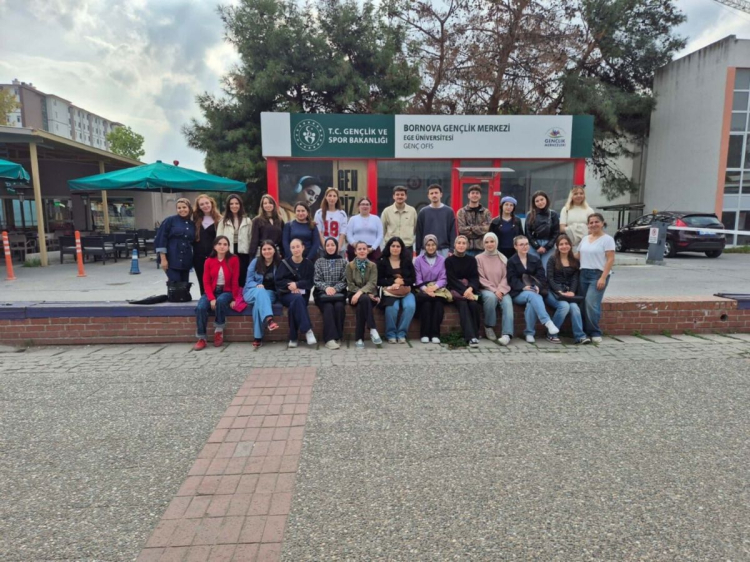 Üniversite öğrencileri, geleneksel Türk halı motiflerinin öykülerini yaratıcı drama ve geri dönüşüm temelli ekim çalışmalarıyla toprakla buluşturarak kültürel mirası doğa ve sürdürülebilir yaşam anlayışıyla yeniden yorumladı.