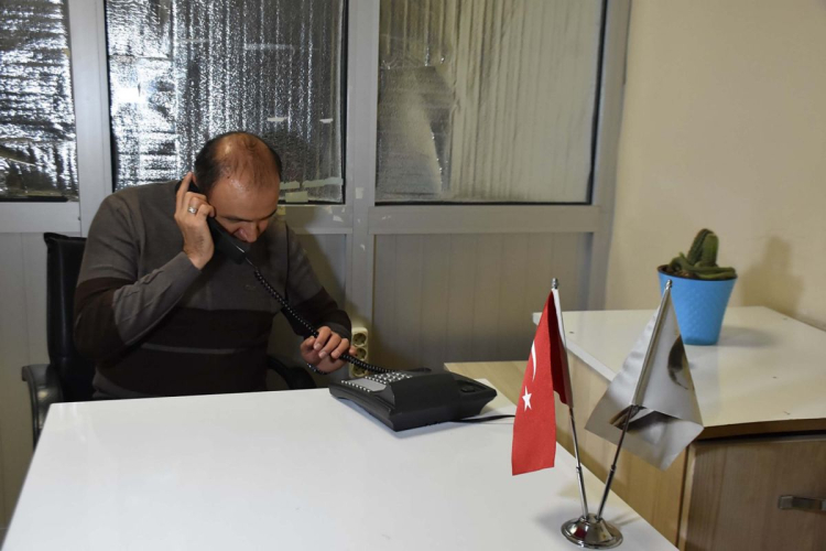 İzmir'de yaşayan görme engelli Yavuz Engin (Fotoğrafta),Gaziemir Nevvar Salih İşgören Devlet Hastanesi'nde santral bölümünde çalışarak gün boyu vatandaşların sorularını yanıtlıyor.