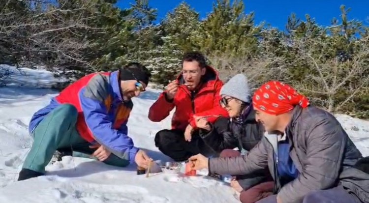 Kırşehir’de Kervansaray Dağı’nda 1571 metre rakımdaki kamp alanında çadır kuran dağcılar, pekmezle karı buluşturarak ‘karsambaç’ tatlısı elde etti.