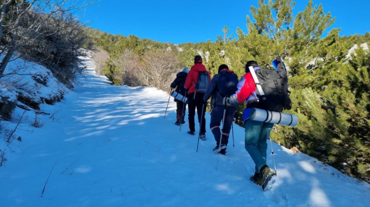 Kırşehir’de Kervansaray Dağı’nda 1571 metre rakımdaki kamp alanında çadır kuran dağcılar, pekmezle karı buluşturarak ‘karsambaç’ tatlısı elde etti.