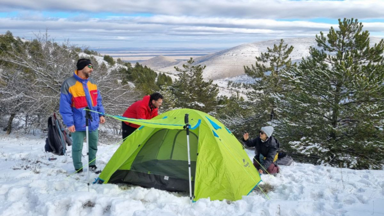 Kırşehir’de Kervansaray Dağı’nda 1571 metre rakımdaki kamp alanında çadır kuran dağcılar, pekmezle karı buluşturarak ‘karsambaç’ tatlısı elde etti.