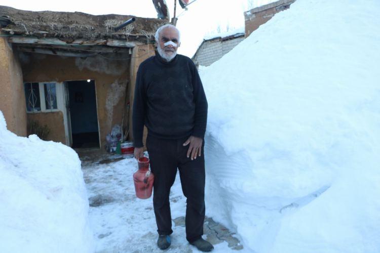 Hakkari'nin Yüksekova ilçesine bağlı Büyükçiftlik Beldesi'nde mutfak, banyo ve tuvaleti olmayan tek odalı bir evde yalnız yaşayan Kerem Kaçıcı, zor şartlar altında hayatını sürdürmeye çalışıyor. 