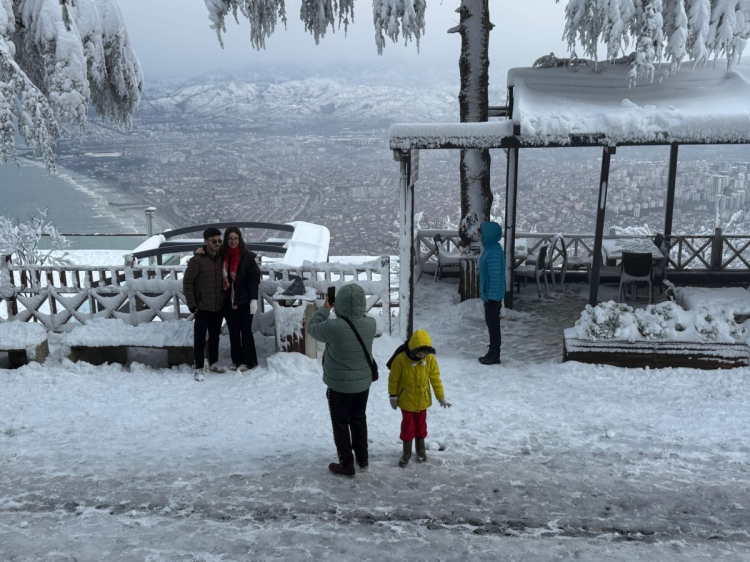 Boztepe, karla beyaza büründü. Bölgeye gelenler, kar topu oynayıp, kızaklarla kaydı. 