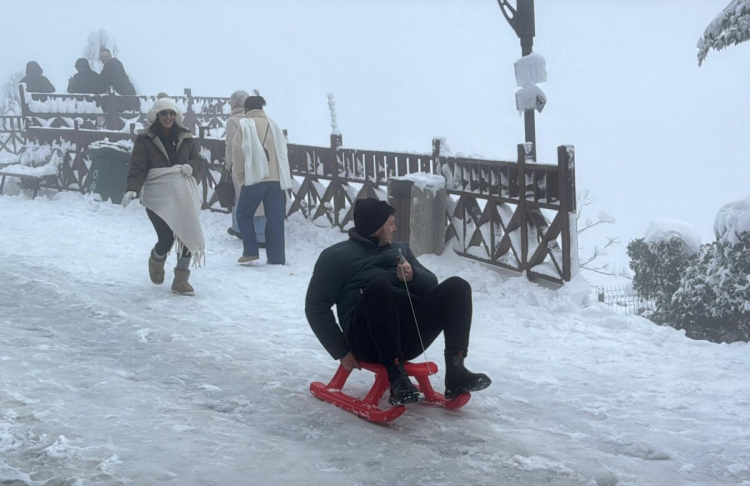 Boztepe, karla beyaza büründü. Bölgeye gelenler, kar topu oynayıp, kızaklarla kaydı. 