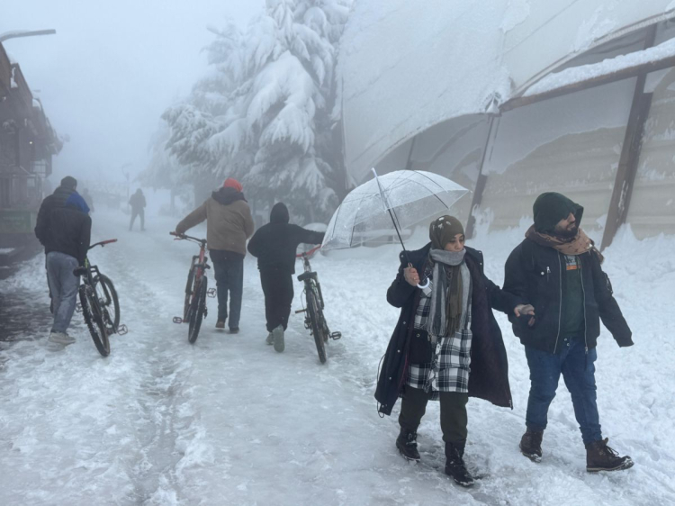 Boztepe, karla beyaza büründü. Bölgeye gelenler, kar topu oynayıp, kızaklarla kaydı. 