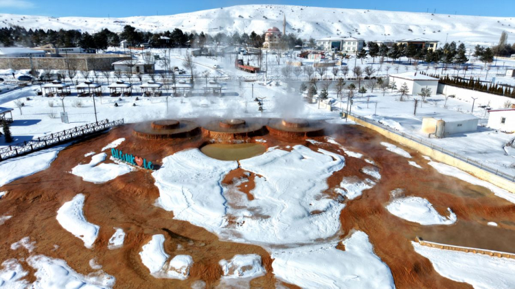 45 Dereceyle Akarken Havada Dondu: Sivas'ta Fizik Kuralları Şaştı!