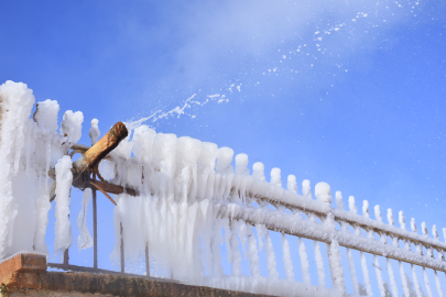 Sivas'ta Sıcak ve Soğuğun İnanılmaz Savaşı: Altınkale Buz Tuttu
