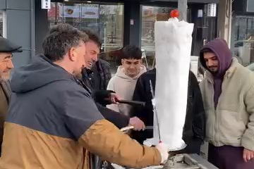 Usta Şişe Et Değil 'Kar' Taktı: Bedava Dağıtınca Kuyruk Oldu