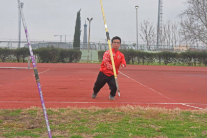 Boyu 1.32, Attığı Cirit 2.30 Metre: Ahmet Avrupa'yı Salladı!