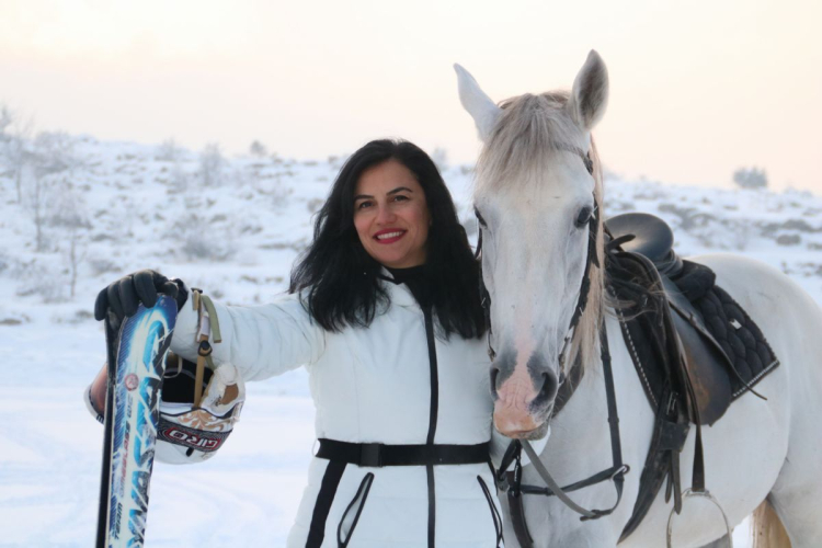 Kayseri'de Ezber Bozan Görüntü: At Çekti, Tuğba Öğretmen Kaydı!