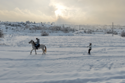 Kayseri'de Ezber Bozan Görüntü: At Çekti, Tuğba Öğretmen Kaydı!