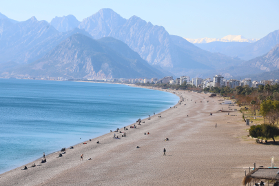 Antalya’da Havaya Bakan Şaşırdı, Sahile Bakan Daha Çok