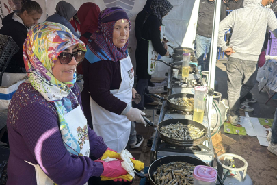 Ege’nin İncisinde Karadeniz Rüzgarı: Bedava Hamsi İçin 100 Metre Kuyruk Oluştu