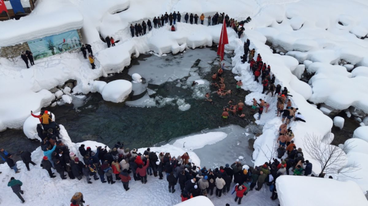 Suya giren bir diğer katılımcı Ali Banko da soğuğun keskinliğini vurgulayarak, 