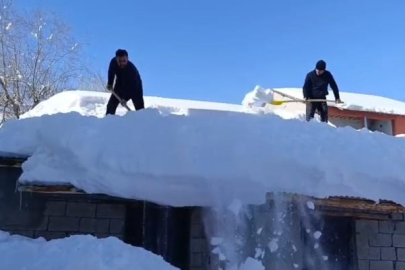 2 Metre Karın Altında Yaşam Mücadelesi: Komşular Çatıda Buluştu
