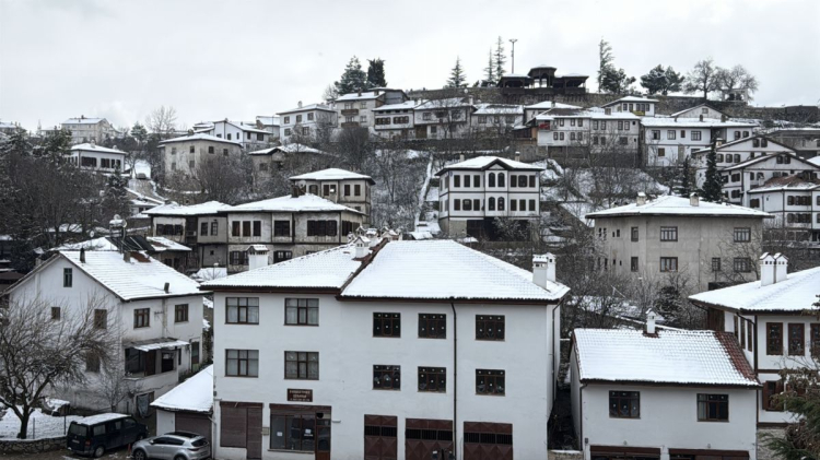 Zamanın Durduğu Kent Beyaza Büründü: Safranbolu’da Masalsı Görüntüler!