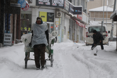 Merkezde 30 Santim, Yükseklerde 1 Metre: Van Kara Gömüldü