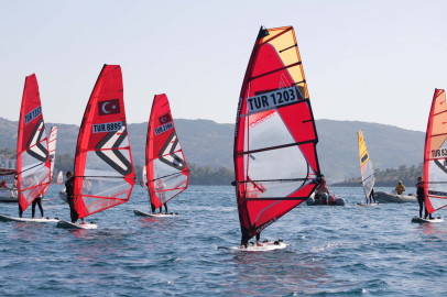 Foça'da Kış Güneşi ve Rüzgar Dansı: 96 Genç Yelkenli Ege'yi Beyaza Boyadı!