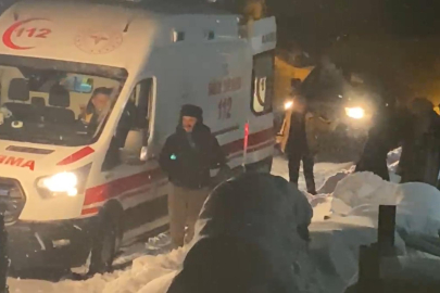 Kars'ta Kar Engel Tanımadı: İş Makinesi Açtı, Ambulans Yetişti!