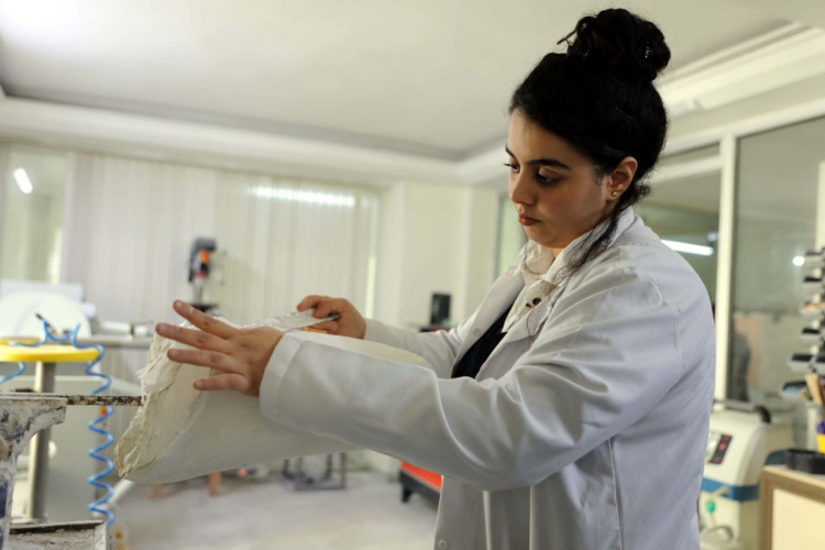 Komşusunun Acısını Gördü, Şifası Oldu: 25 Yaşındaki Sena'dan 'Protez' Mucizesi!