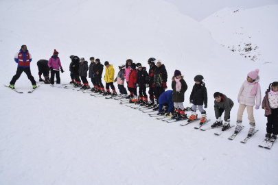 Bitlis’te Tatil Zili 'Pistte' Çaldı: Karne Hediyesi Kayak Eğitimi!