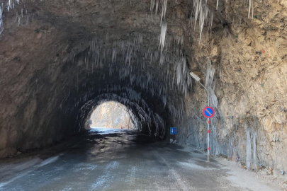 Erzincan’ın Efsanevi 'Taş Yol'u Buz Tuttu: Tünellerde Sarkıt Operasyonu