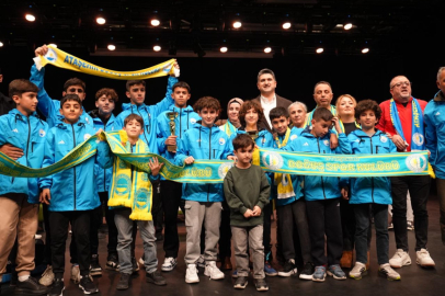 Ataşehir’de Yıldızlar Geçidi: Vural’dan ‘Tesis’, Mandıralı’dan ‘Şut’ Dersi!