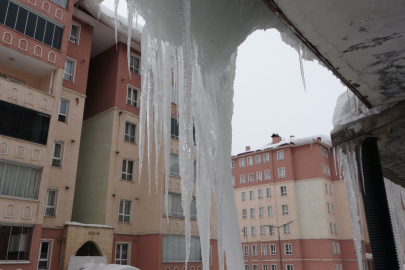 Bitlis Buz Kesti: Çatılarda 5 Metrelik 'Ölüm' Sarkıtları!