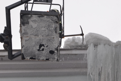 Erzurum Buz Kesti: Çatılarda 2 Metrelik 'Ölüm' Kılıçları Nöbette