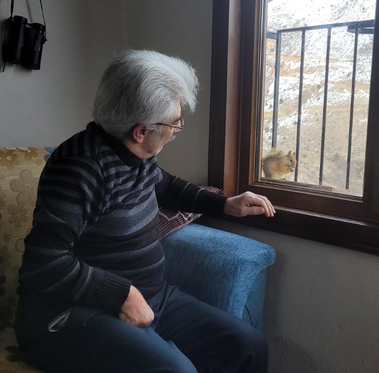 Erzincan’ın 'Zemheri'sinde Yürek Isıtan Dostluk: Mustafa Amca ve Sincap 'Rıfkı'