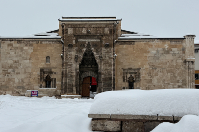 945 Köy Yolu Ulaşıma Kapandı: Kuryelere Kontak Kapatma Yasağı