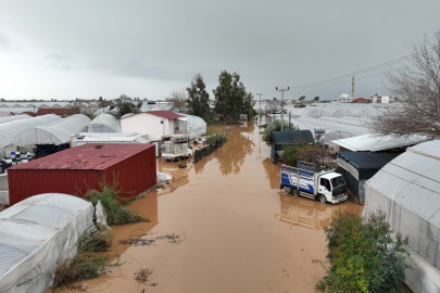 Aksu’da Seralar Göle Döndü, Araçlar Yüzdü: "Sarı Kod" Kabusa Dönüştü