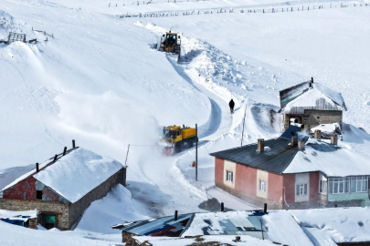 Van’da 'Beyaz Esaret': Kar Kalınlığı 1,5 Metreyi Aştı, 220 Yol Kapandı!