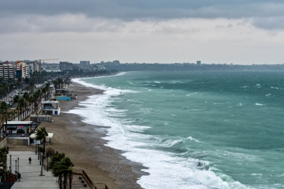 Valilik Teyakkuzda: 4 Bin 500 Personel Sel ve Fırtınaya Karşı Sahaya İndi