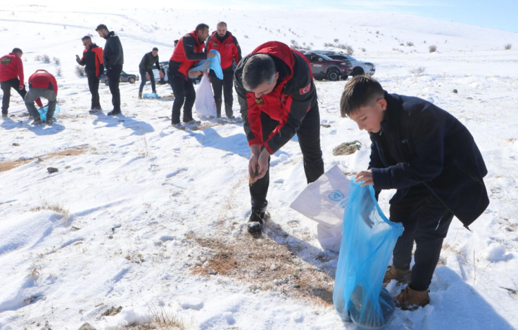 Doğaya yem bırakıp karda rafting yaptılar