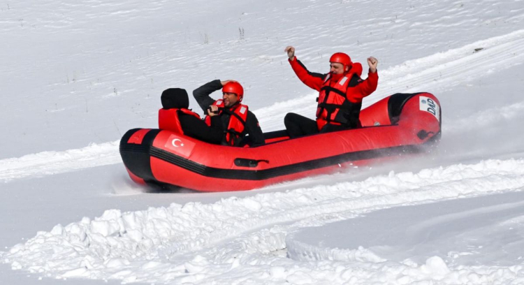Doğaya yem bırakıp karda rafting yaptılar