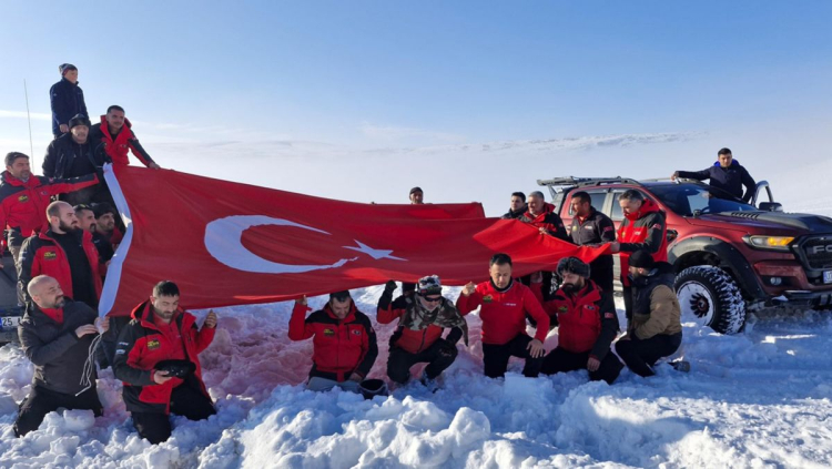 Doğaya yem bırakıp karda rafting yaptılar