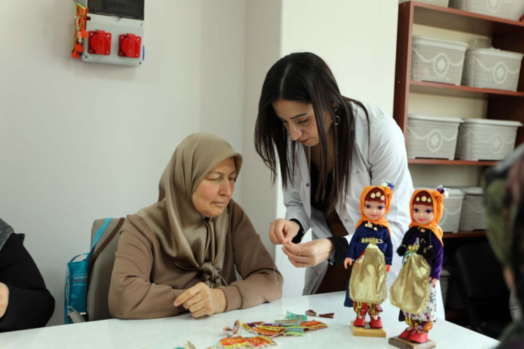 Barak Ovası’nın Hüzünlü Gelini 'Oyuncak' Oldu: 12 Kadın Tarihi İlmek İlmek Dokuyor