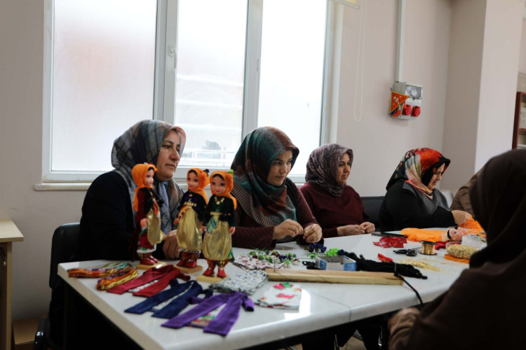 Günde Sadece Bir Tane Üretilebiliyor: Gaziantepli Kadınlar Hem Kazanıyor Hem Yaşatıyor