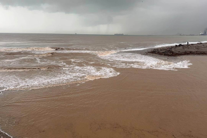 Turkuazın Yerini Çamur Rengi Aldı: Konyaaltı Sahili'nde 'Sarı Kod' Bilançosu