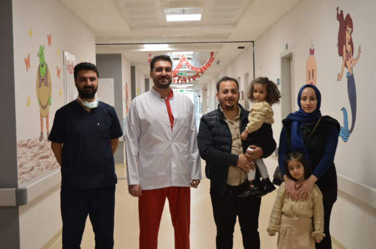 Mardin’de karın ağrısı, bulantı ve kusma şikayetiyle hastaneye kaldırılan 4 yaşındaki Eda Peker’in bağırsağından 8 mıknatıslı boncuk çıkarıldı. Ameliyatı yapan Op. Dr. Mürsel Haspulat aileleri uyardı. 