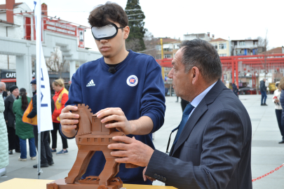 Beyaz Bastonu Eline Alan Anladı: Zifiri Karanlıkta Zorlu Sınav!