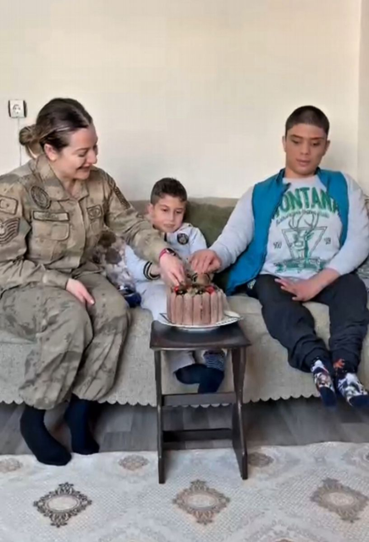 Jandarma Doğanay’ı Unutmadı: Pastayı Komutan Kesti!