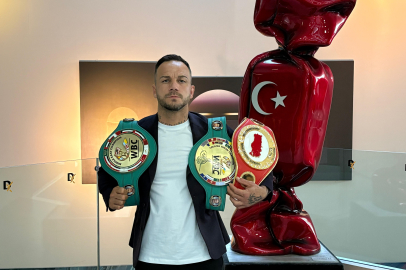 Almanya'yı Salladı, Türkiye'ye Döndü: 'Demir Yumruk' 3 Kemerle Tarih Yazdı!