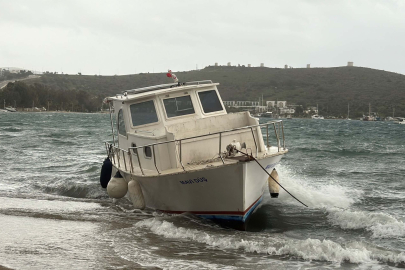 Bodrum’da Fırtına Hayatı Felç Etti: Tekne Karaya Vurdu