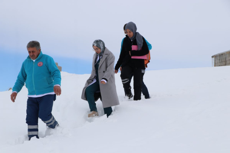 Kar 1.5 Metre, Hava -30 Derece: Genç Doktorun Fedakarlığı Ağlattı!