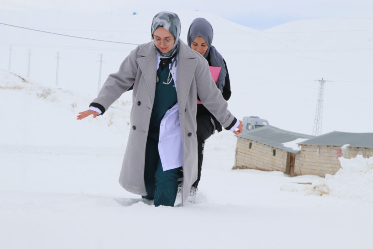 Kar 1.5 Metre, Hava -30 Derece: Genç Doktorun Fedakarlığı Ağlattı!