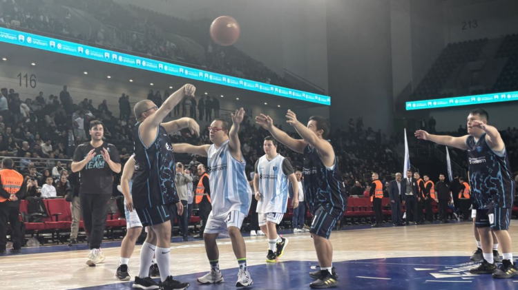 Down sendromlu basketbolcular farkındalık için parkeye çıktı