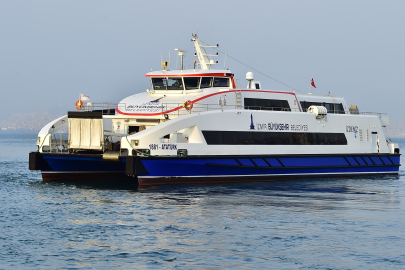 İzmir'de Fırtına Alarmı: Vapurlar İskelelere Bağlandı, Seferler Durdu!