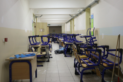 'Her Fırçada Bir Değişim': Hem Meslek Öğreniyorlar Hem Okul Boyuyorlar